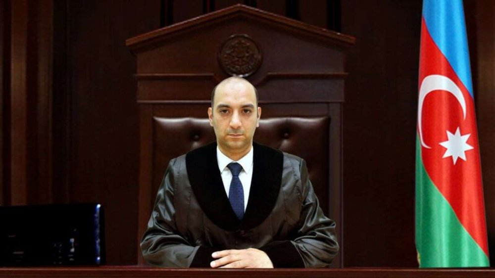 Azerbaycanda mehkemede hakim ozu-ozune etiraz etdi