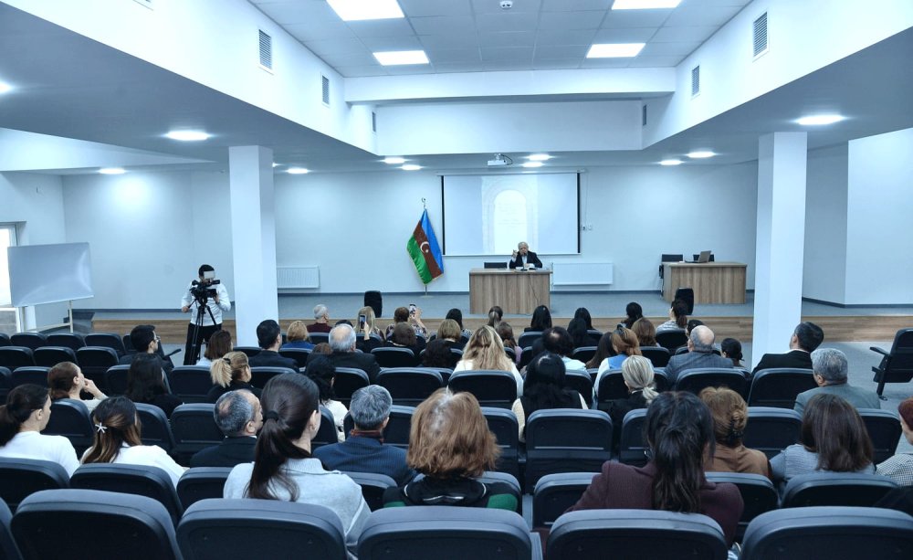 Paytaxtin tarix muellimleri tarixci alimin kitabinin muzakiresinde