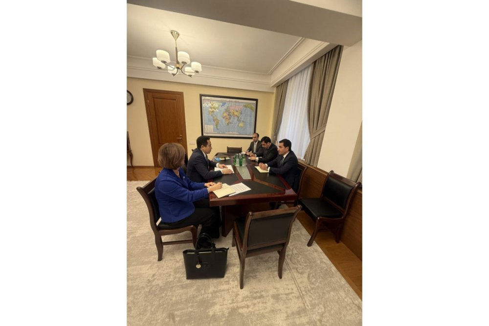 Hikmet Haciyev Qazaxistan sefiri ile emekdasligi muzakire edib