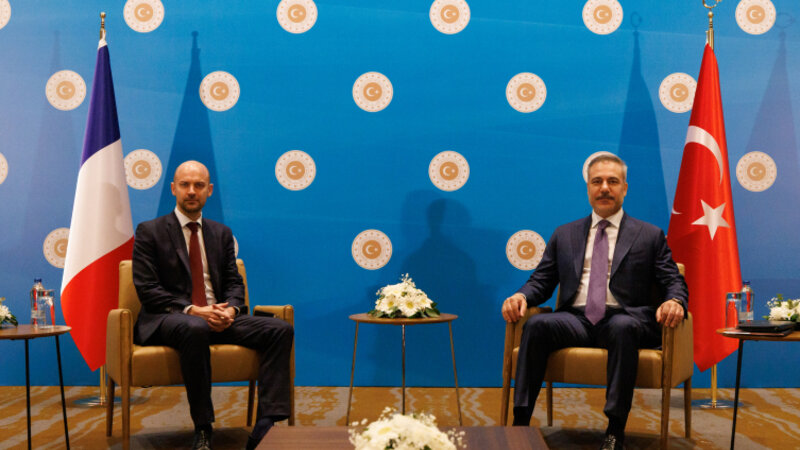 Hakan Fidan fransali hemkari ile gorusdu