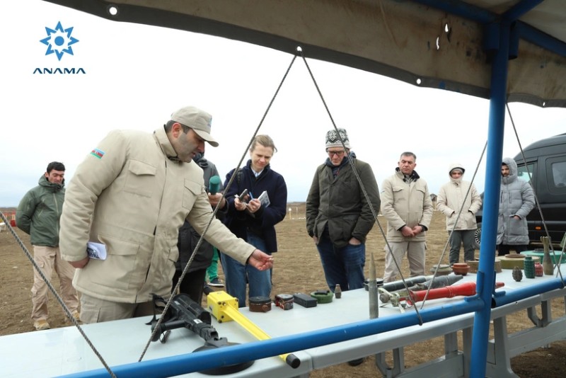 Xarici media numayendeleri Agdamda minatemizleme emeliyyatini izleyibler