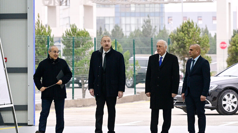 Ilham Eliyev Sumqayit Senaye Parkinda guzgu vereqelerin istehsali zavodunun acilisinda istirak etdi