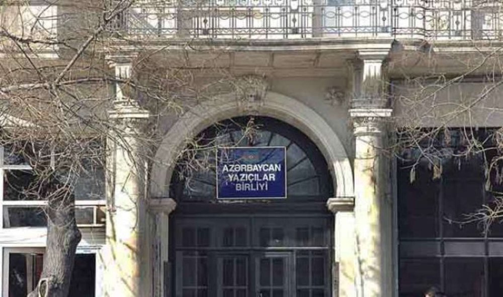Otuza yaxin sair-yazici AYB-den cixarildi